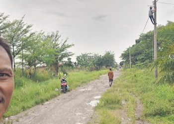 PPN bersama Warga Melaksanakan Kegiatan Pemasangan Lampu Jalan