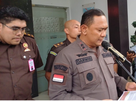 Kepala Kejaksaan Negeri Tanjung Perak Darwis Burhansyah saat konferensi Pers.