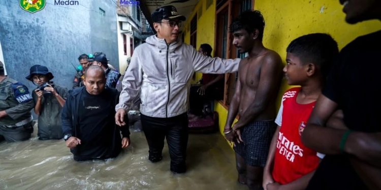 Wali Kota Medan Rico Tri Putra Bayu Waas, menginstruksikan seluruh camat memastikan evakuasi warga terdampak banjir berjalan cepat dan aman.