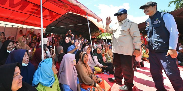 Presiden Prabowo Subianto didampingi Menteri Sosial Saifullah Yusuf (Gus Ipul), meninjau langsung lokasi banjir dan posko pengungsian.