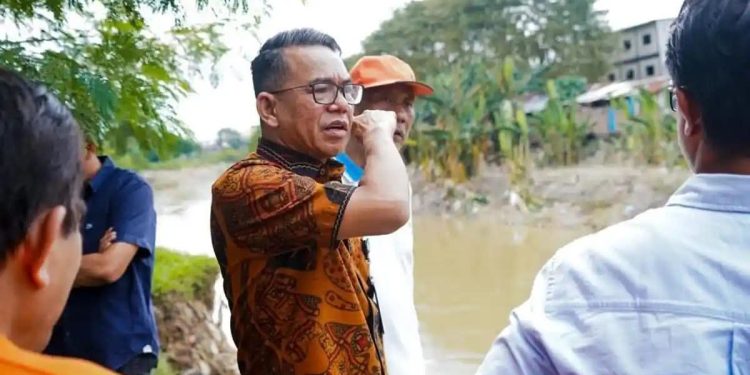 Wakil Wali Kota Medan, Zakiyuddin Harahap turun langsung meninjau lokasi banjir.
