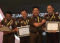 Penyerahan 6 penghargaan buat Kejari Tanjung Perak.