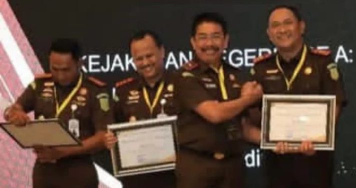 Penyerahan 6 penghargaan buat Kejari Tanjung Perak.