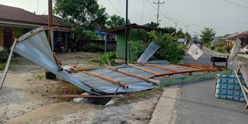 Enam Rumah Dihantam Angin Puting Beliung